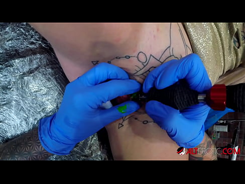 ❤️ Fìor tattooed hottie Sully Savage fhuair tattoo air a clitoris ️  Porn cruaidh  leinn  ❌❤